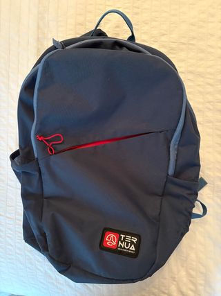 Mochila Ternua azul con detalles rojos