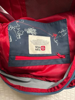 Mochila Ternua azul con detalles rojos