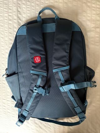 Mochila Ternua azul con detalles rojos
