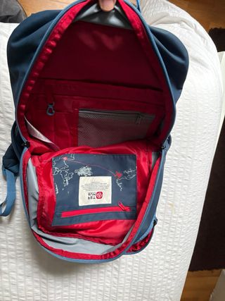 Mochila Ternua azul con detalles rojos