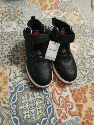 Sneakers sportive Lefties taglia 35 per bambini. Nuove