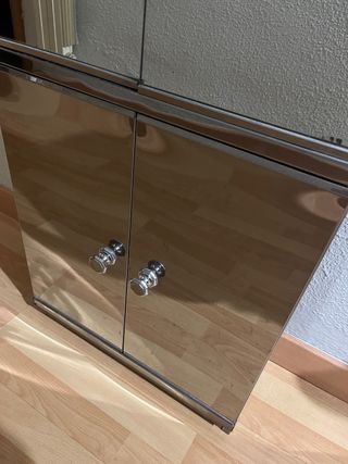 Armario de cristal y metal plateado