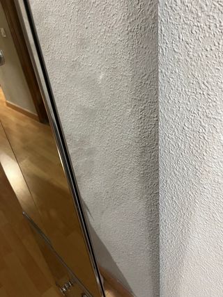 Armario de cristal y metal plateado