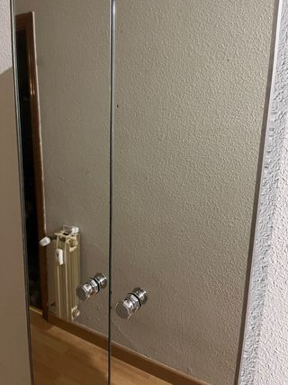 Armario de cristal y metal plateado