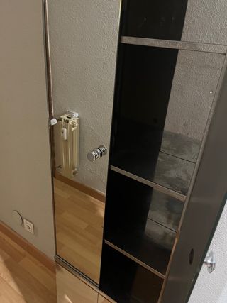 Armario de cristal y metal plateado