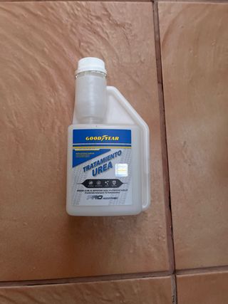 Garrafa de AdBlue y Tratamiento Urea Goodyear