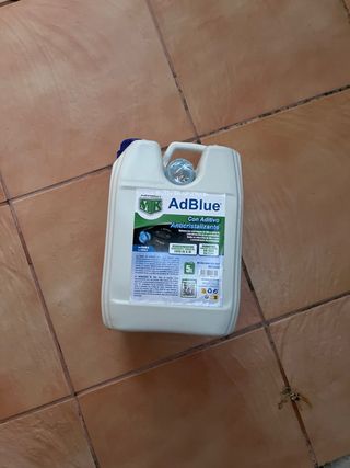 Garrafa de AdBlue y Tratamiento Urea Goodyear