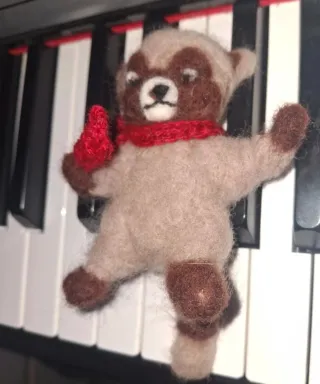 Peluche mapache tejido con bufanda roja