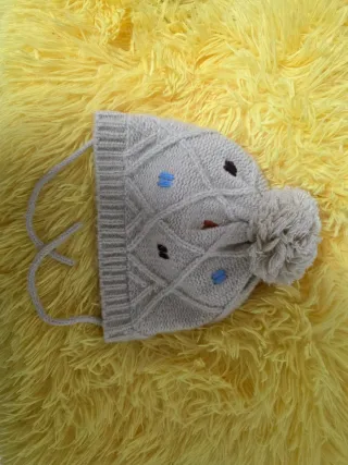 Gorro de bebé tejido beige con pompón