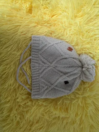 Gorro de bebé tejido beige con pompón