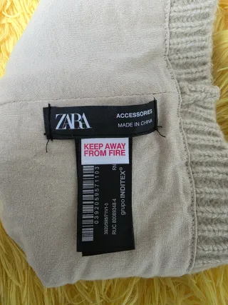 Gorro de bebé tejido beige con pompón