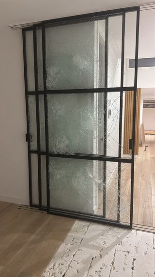 Puerta corredera de hierro