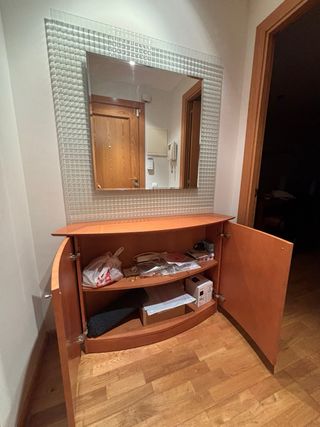 Recibidor de madera con espejo