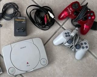 PlayStation con 2 joystick e cavi