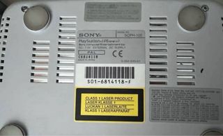 PlayStation con 2 joystick e cavi