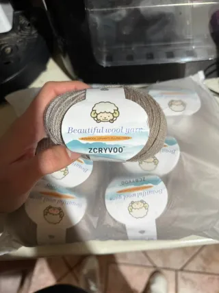 Gomitoli di lana merino grigia