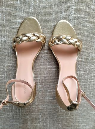 Sandalo oro tacco alto con intreccio