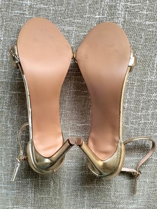 Sandalo oro tacco alto con intreccio