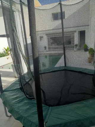 Cama elástica con red de seguridad