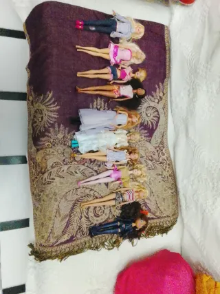 Lote de 10 Barbies y Muñecas