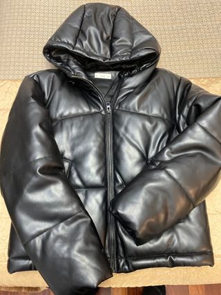 Cazadora efecto piel negra