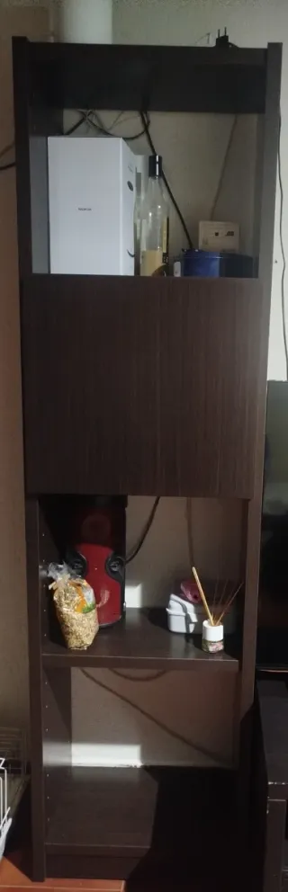 Estantería de madera marrón