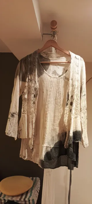 Camisa beige y gris con chaleco integrado