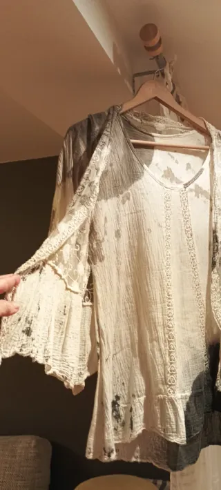 Camisa beige y gris con chaleco integrado