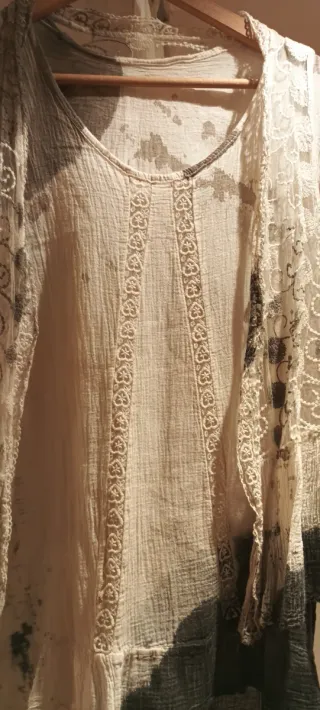 Camisa beige y gris con chaleco integrado