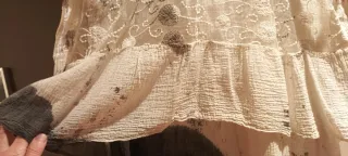 Camisa beige y gris con chaleco integrado