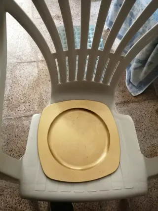 Bajo plato cuadrado dorado