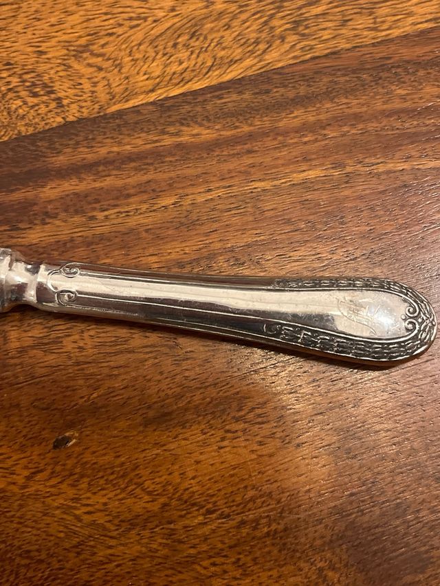 Seis cuchillos con mango de plata