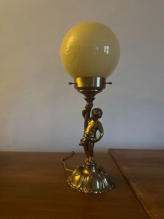 Lámpara de bronce con querubín