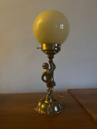 Lámpara de bronce con querubín