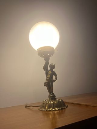 Lámpara de bronce con querubín