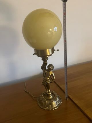 Lámpara de bronce con querubín