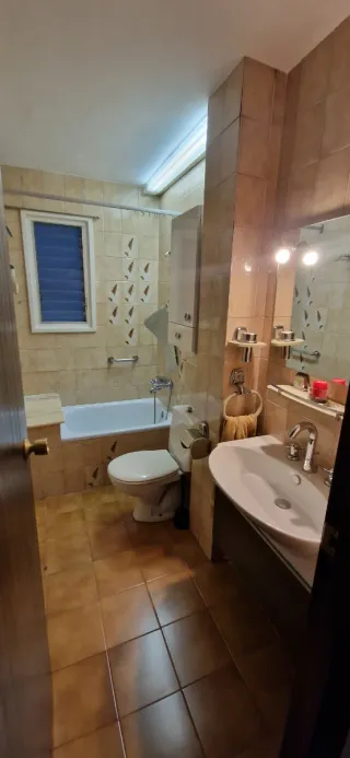 ALQUILER Habitación amplia  CHICA/WIFI