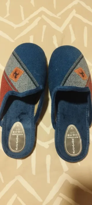 Zapatillas de casa hombre azul y rojo.
