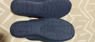 Zapatillas de casa hombre azul y rojo.