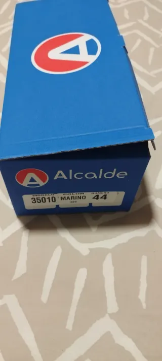 Zapatillas de casa hombre azul y rojo.