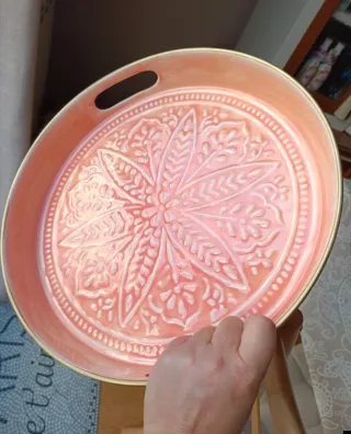 Bandeja decorativa cerámica con asas doradas