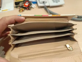 Cartera de mujer beige y multicolor