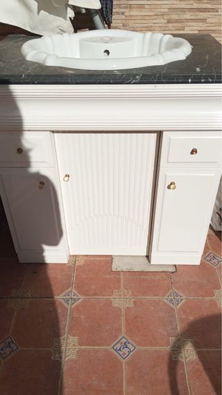 Mueble de baño blanco con lavabo