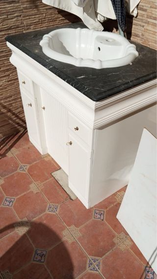 Mueble de baño blanco con lavabo