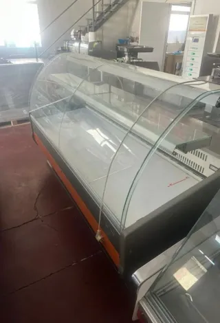 Vitrina expositora 2 metros con reserva. Infrico