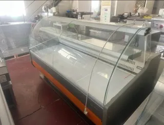 Vitrina expositora 2 metros con reserva. Infrico