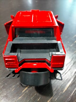 Lamborghini LM002 New Ray 1:32