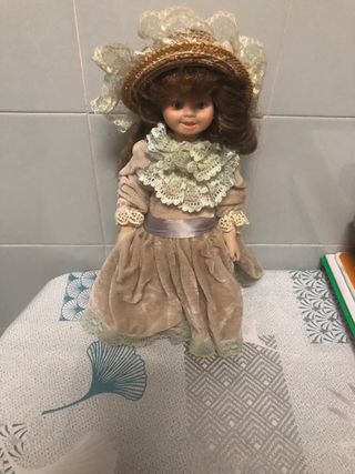 Vecchi Bambole di Porcellana in Abito Beige