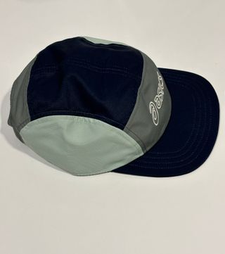 Gorra Asics azul y gris