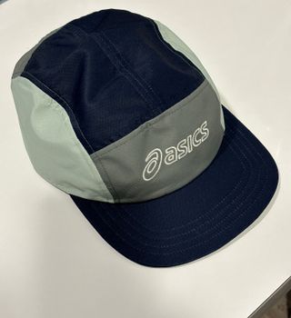 Gorra Asics azul y gris